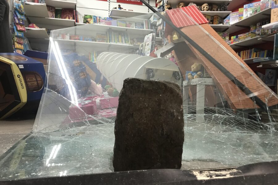 Napoli, devastata la libreria dei giovani a via Duomo: un sogno in mille pezzi