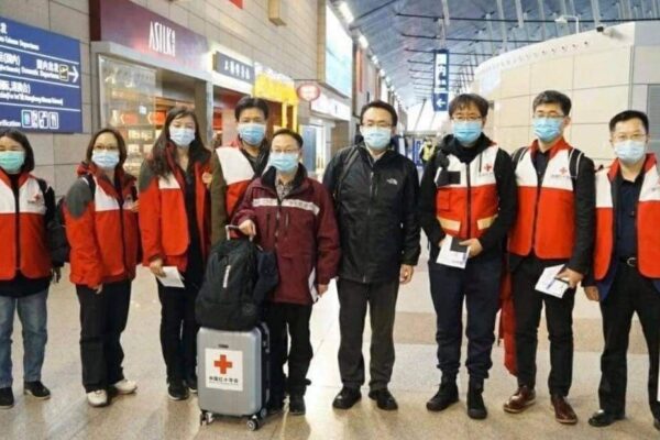 Coronavirus, la Cina aiuta l’Italia inviando medici esperti del covid-19: ” Lo combatteremo insieme”