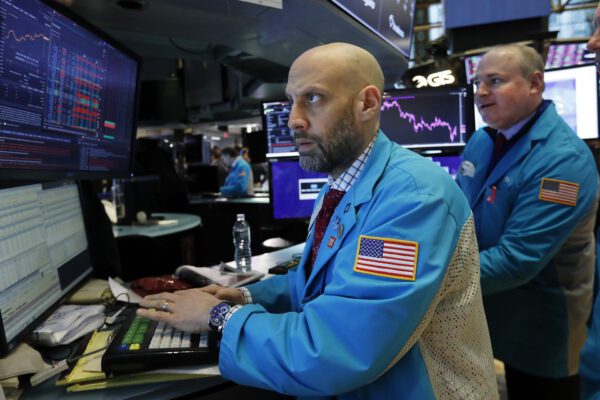 Borse tentano reazione dopo il crollo, Piazza Affari recupera il 3%: spread in calo   