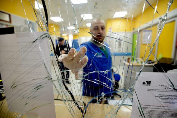 Uccisa di botte dal marito, donna muore a Napoli durante la devastazione del pronto soccorso