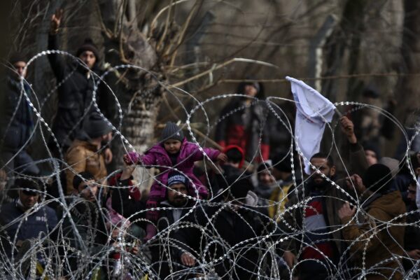 Profughi trattati come merce di scambio, a Lesbo muore l’umanità dell’Ue