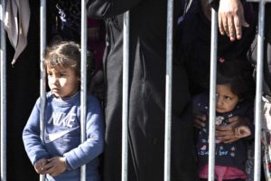 Profughi trattati come merce di scambio, a Lesbo muore l’umanità dell’Ue