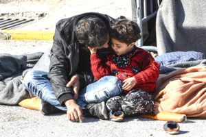 Profughi trattati come merce di scambio, a Lesbo muore l’umanità dell’Ue