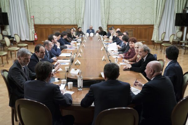 Col Coronavirus lo Stato è diventato populista: nasce democrazia illiberale