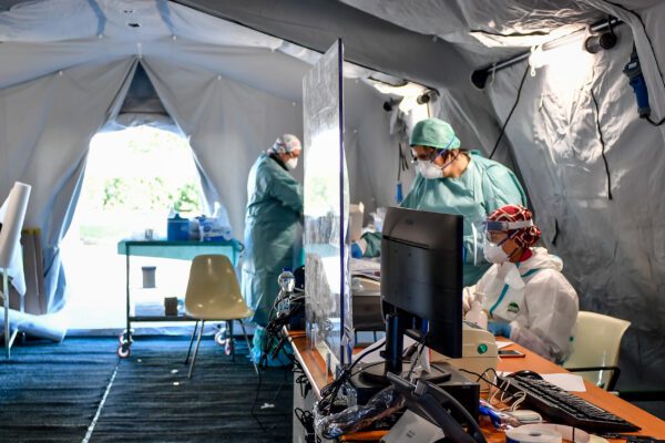 Foto Claudio Furlan – LaPresse 
10 Marzo 2020 Brescia (Italia) 
News
Tende e strutture di emergenza degli Spedali Civili di Brescia per l emergenza coronavirus

Photo Claudio Furlan/Lapresse
10 March 2020 Brescia  (Italy)
Tents and emergency structures of the Civil Hospitals of Brescia for the coronavirus emergency