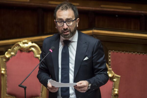 Bonafede nega gravità situazione carceraria, per Sgarbi: “Il ministro è un untore”