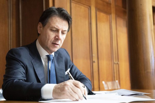 La bozza del maxi-decreto coronavirus: congedi per i genitori, stop adempimenti tributari e 60mln per gli straordinari