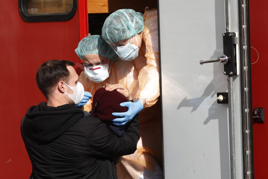 Allarme mascherine, Conte: “Forte impegno nel trovarle”. Fontana: “Vicini a zero letti in terapia intensiva”