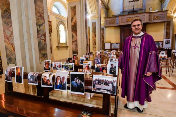 Foto Claudio Furlan – LaPresse 
15 Marzo 2020 Robbiano (Italia) 
News
Don Giuseppe Corbari , parroco della Parrocchia di Robbiano, celebra via radio la messa davanti ai ritratti e selfie inviatigli dai propri fedeli che hanno risposto al suo appello per riempire la chiesa anche durante le emergenza coronavirus

Photo Claudio Furlan/Lapresse
15 March 2020 Milan (Italy)
Don Giuseppe Corbari, priest of the Parish of Robbiano, celebrates by radio the mass in front of the portraits and selfies sent to him by his faithful who responded to his appeal to fill the church even during the coronavirus emergency