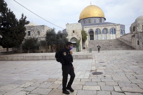 Poliziotto israeliano cammina nei pressi della Spianata delle Moschee a Gerusalemme (AP Photo/Mahmoud Illean)