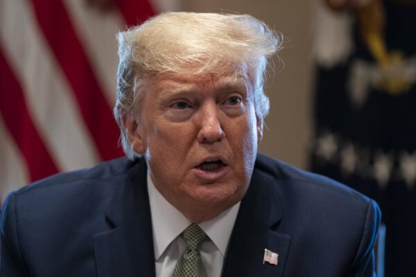 Il Coronavirus fa paura a Trump: “Restate a casa, prima di luglio non ne usciremo”