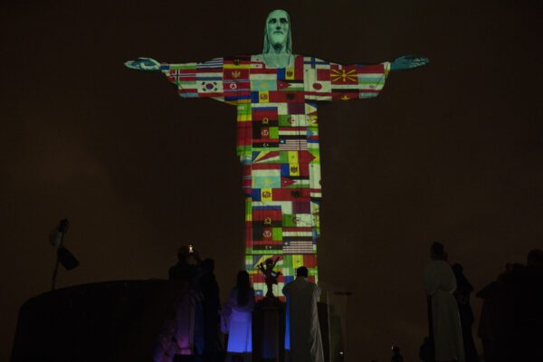 Il Cristo Redentore di Rio de Janeiro si illumina (AP Photo/Silvia Izquierdo)