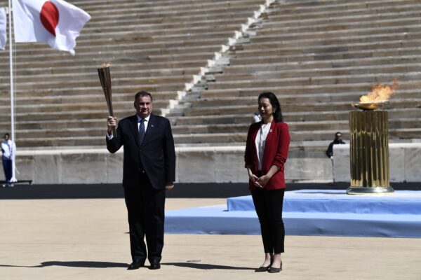 La cerimonia di consegna della fiaccola olimpica ad Atene (Aris Messinis/Pool via AP)