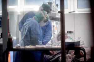 Coronavirus, tornano a salire contagi e morti: calano i malati ricoverati in ospedale