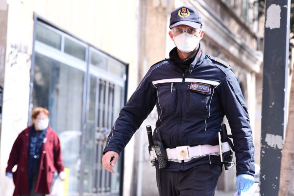 Falsi controlli di polizia nei condomini, la truffa ai tempi del Coronavirus
