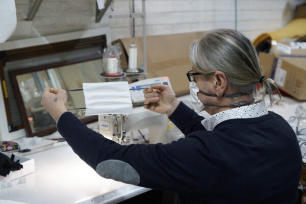 Foto Alessandro La Rocca/LaPresse 
24-03-2020 Grosseto, Toscana – Italia 
cronaca 
Emergenza Covid-19 – Tappezzeria Adolfo. Adolfo Lettieri ed il figlio Alessio producono mascherine protettive distribuendole gratis alla popolazione, alle varie comunità, quali pro loco, croce rossa, carceri e a varie associazioni di volontariato in tutta Italia.

Photo Alessandro La Rocca/LaPresse 
24 March 2020 Grosseto, Tuscany – Italy 
news Coronavirus emergency – Tappezzeria Adolfo. Adolfo Lettieri and his son Alessio produce protective masks distributing them free to the population