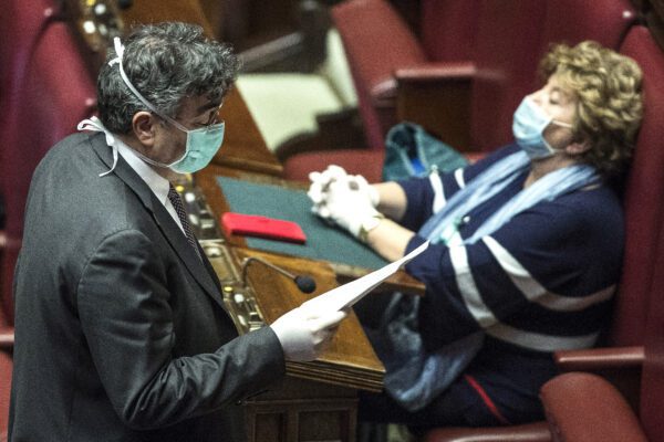 Il Parlamento è dimezzato, giusto votare online