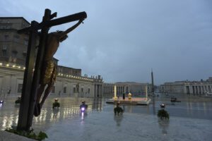 Papa Francesco chiama Dio: “Non lasciarci in balia di questa tempesta”
