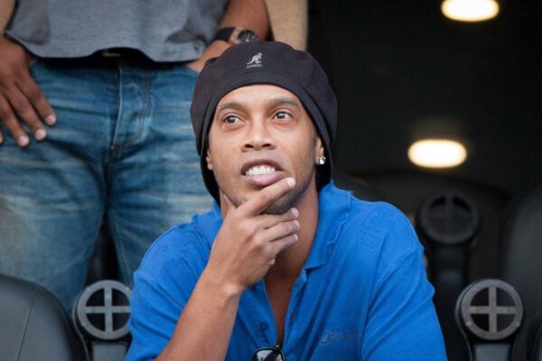 Passaporto falso, arrestato Ronaldinho: “Chiariremo tutto”