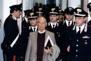 La beffa delle spese processuali a carico della vittima: da Pribke a oggi nulla è cambiato La beffa delle spese processuali a carico della vittima: da Pribke a oggi nulla è cambiato