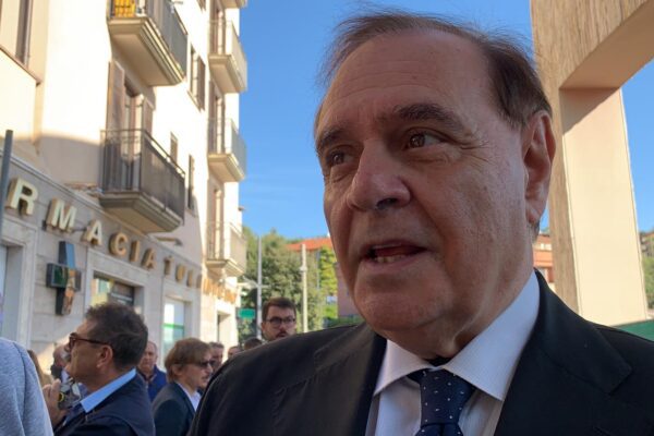 Mastella a politici e imprenditori: “Doniamo tutti per costruire un grande ospedale contro i virus di domani”