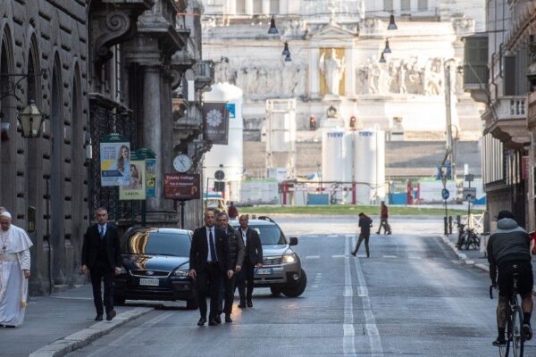 Il Papa a via del Corso domenica 15 marzo, quando si è recato a pregare alle Chiese di Santa Maria Maggiore e San Marcello al Corso