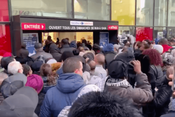 Calca al supermercato a Saint-Denis