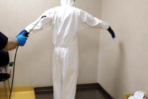 Operatori di pulizia, ecco la disinfezione dopo aver lavorato nei padiglioni dedicati al Covid