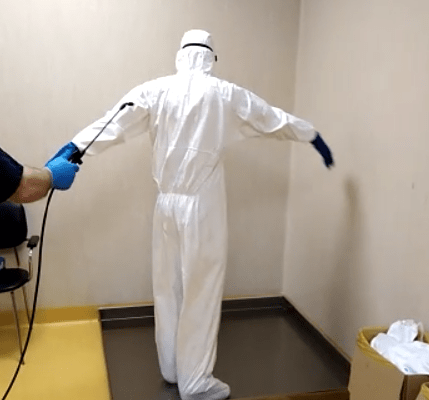 Operatori di pulizia, ecco la disinfezione dopo aver lavorato nei padiglioni dedicati al Covid
