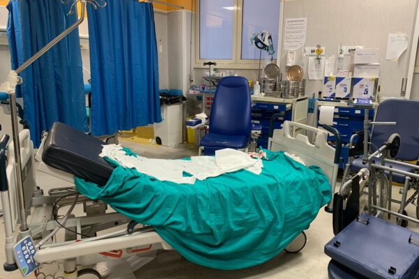 Napoli, spari in strada: 15enne muore in ospedale, pronto soccorso devastato