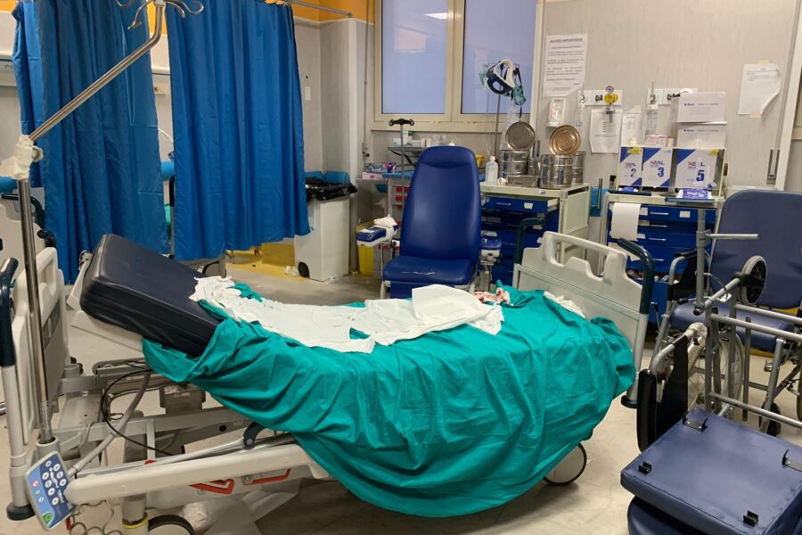 Napoli, spari in strada: 15enne muore in ospedale, pronto soccorso devastato