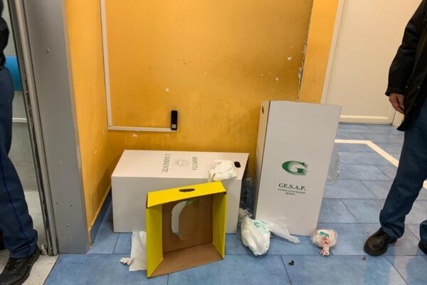 Ragazzino ucciso a colpi d’arma da fuoco: pronto soccorso devastato