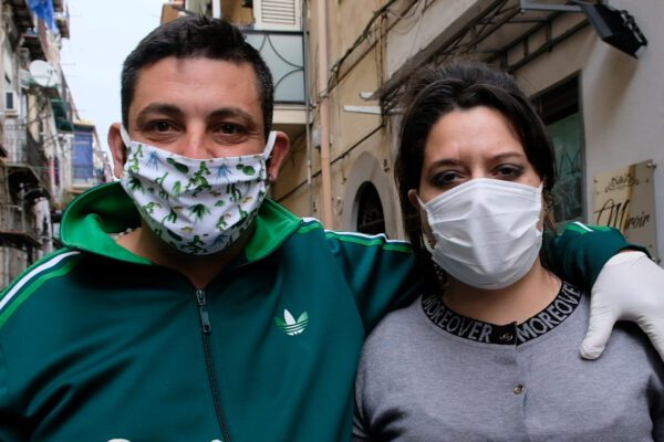 Perdono casa e 5 figli e vivono in macchina, catena di solidarietà per Mario e Angela