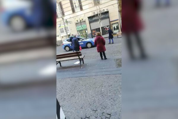 Fermo per strada, la polizia: “Devi andare a casa subito”