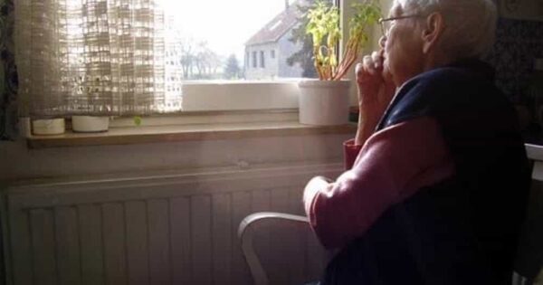 Solitudine e coronavirus. Liliana, 83 anni: “Piango tutto il giorno, nel mio condominio nessuno mi aiuta”