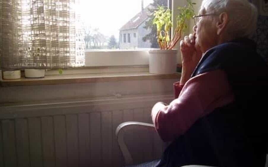 Solitudine e coronavirus. Liliana, 83 anni: “Piango tutto il giorno, nel mio condominio nessuno mi aiuta”