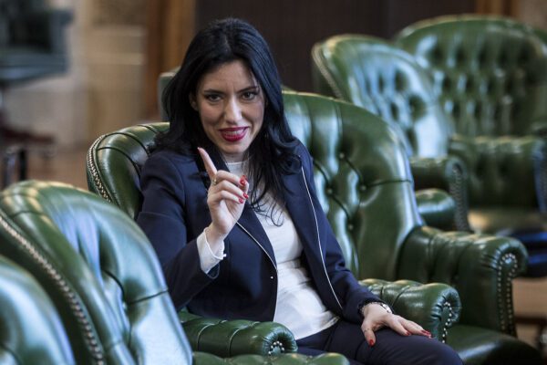 Azzolina sposa Di Maio: “Conte ostaggio vicepresidenti, il Movimento è un fidanzato che non cambierà mai”