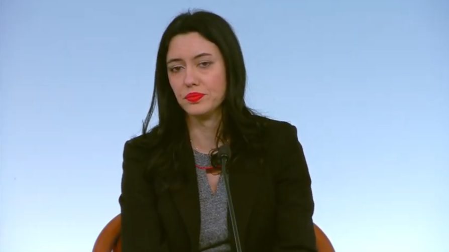 Scuole chiuse, ma con 4 ore di ritardo per far contenta Azzolina