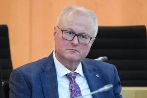 24.03.2020, Hessen, Wiesbaden: Thomas Schäfer (CDU), Finanzminister des Landes Hessen, nimmt an der Plenarsitzung des hessischen Landtags teil. Das teilten die Staatsanwaltschaft Wiesbaden und das Polizeipräsidium Westhessen am Samstagabend mit. Aufgrund der Gesamtumstände gehen die Ermittler von einem Suizid aus. Foto: Arne Dedert/dpa +++ dpa-Bildfunk +++