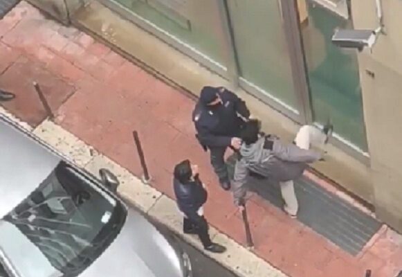 Banca presa a calci, famiglia di commercianti disperata: “Dateci 50 euro”