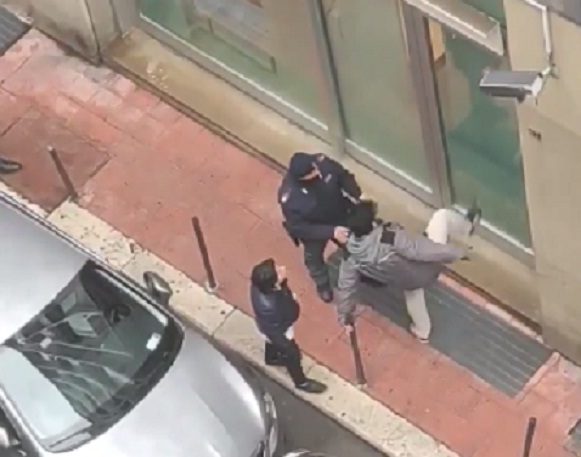 Banca presa a calci, famiglia di commercianti disperata: “Dateci 50 euro”