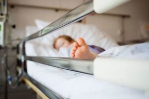 Papà dona metà polmone al figlio di 5 anni e gli salva la vita: è il primo trapianto da vivente in Italia