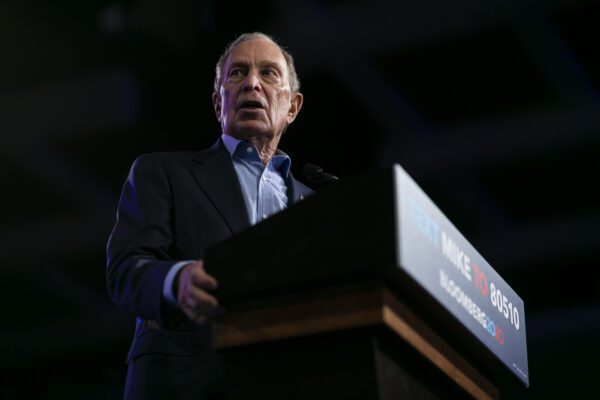 Primarie Usa, Bloomberg si ritira dopo la batosta del Super Tuesday: endorsement a Biden