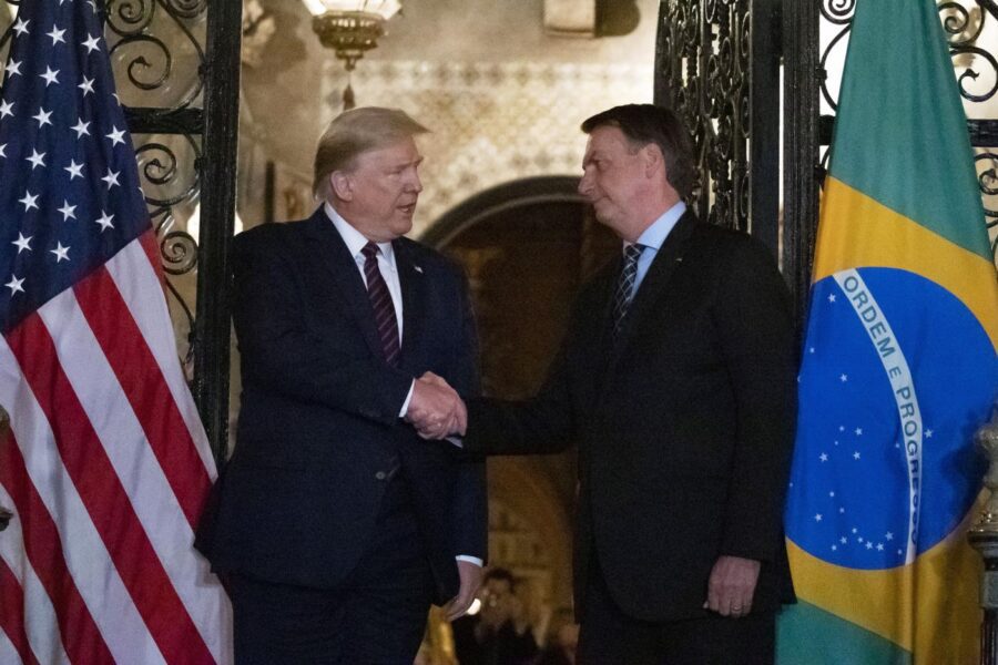 “Io negativo”, il presidente del Brasile Bolsonaro smentisce la positività al Coronavirus: era stato a cena con Trump