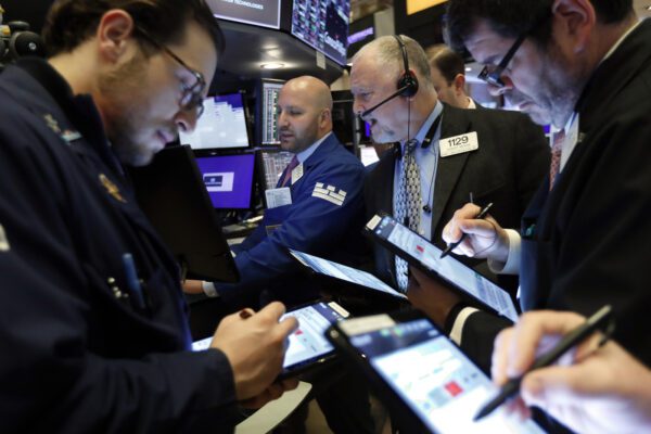 Coronavirus, paura per l’economia: male Borsa e spread. Moody’s taglia la crescita dell’Italia e ‘chiama’ la recessione