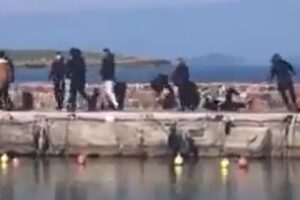 Migranti, a Lesbo gli abitanti bloccano gli sbarchi: calci a reporter e volontari