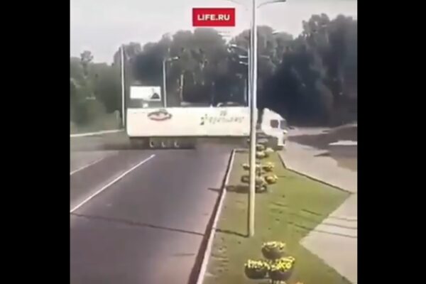 Camion a folle velocità su un incrocio e si schianta, immagini terribili