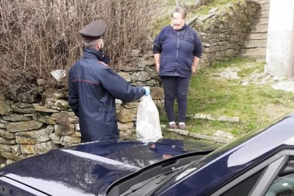 Carabinieri campioni di solidarietà: portano farmaci e cibo a coppia di anziani in isolamento per Covid-19
