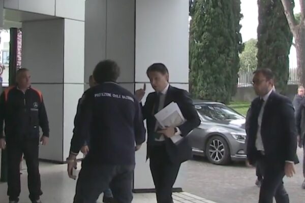 Coronavirus, Conte si dimentica “quasi” del nuovo protocollo di non dare la mano