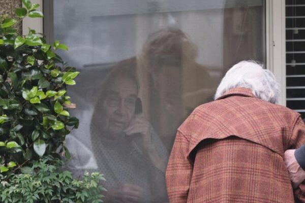 Il Covid-19 uccide gli anziani e i giovani se ne fottono